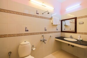 Shower, rainfall showerhead, free toiletries, towels - Treebo Moonlight (Thiruvananthapuram)