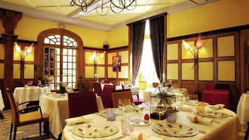 2 ristoranti, aperti a colazione, a pranzo e a cena, cucina francese