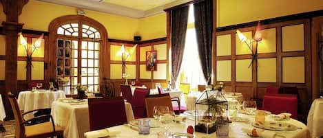 2 restaurants, breakfast, lunch, dinner served; French cuisine