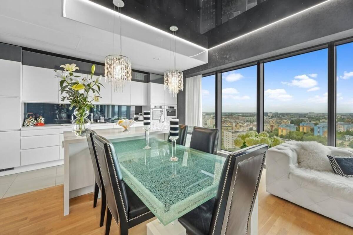 Two Bedroom Apartment | Opholdsområde | 50-tommers LED-tv med kabelkanaler, tv