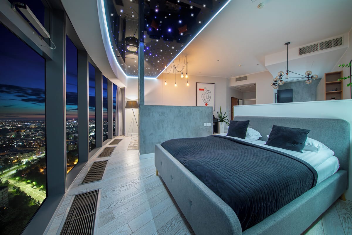 Departamento superior, vista a la ciudad | Ropa de cama de alta calidad, edredón y decoración personalizada