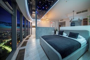Superior Apartment with Old Town View | Premium bedding, down comforters, individually decorated - Sky Tower Apartments (Wroclaw)