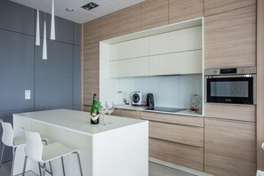 Superior Apartment | Private kitchen | Full-size fridge, oven, stovetop, dishwasher - Sky Tower Apartments (Wroclaw)