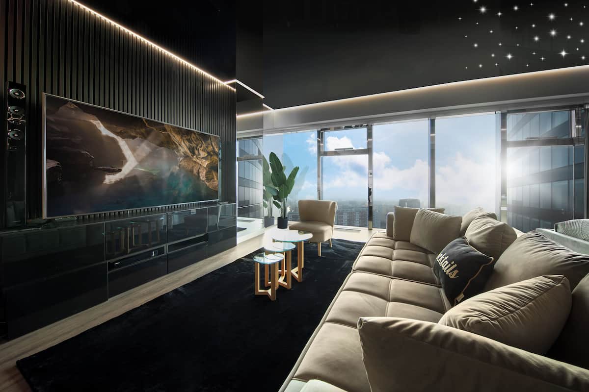 Appartamento Design, vista città | Area soggiorno | TV LED 50 pollici con canali via cavo, TV