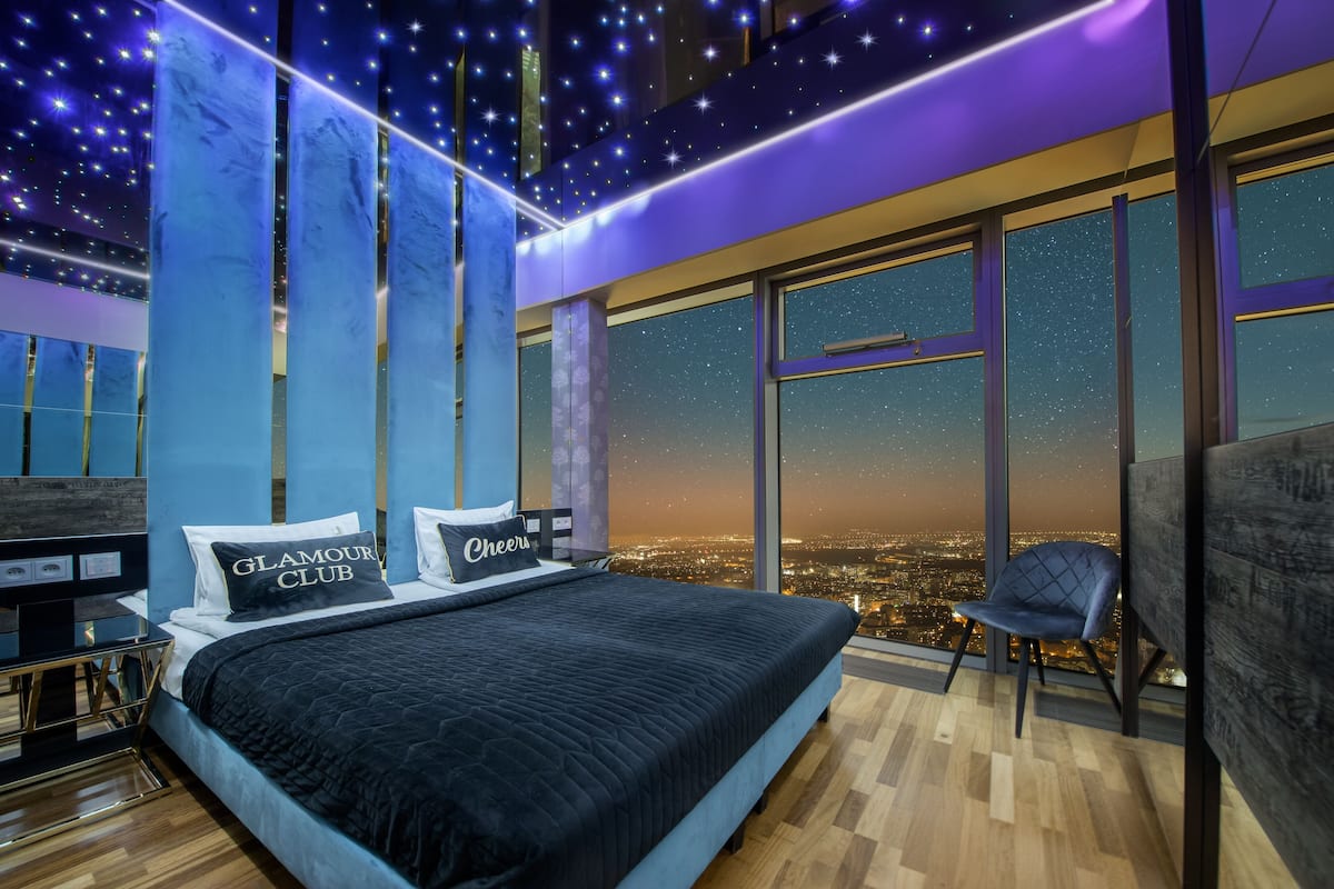 One Bedroom Apartment | 高档床上用品、遮光窗帘、隔音、熨斗/熨衣板