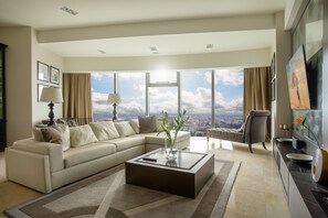 42 floor Presidential Penthouse | Roupas de cama premium, edredons de pluma, individualmente decorados