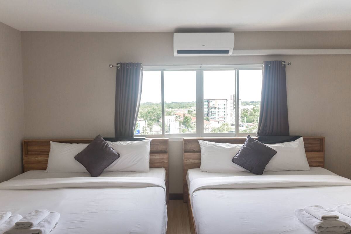Deluxe Family Room | Blendingsgardiner, ekstrasenger (mot et tillegg) og wi-fi (inkludert)