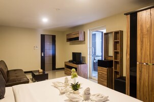 Quarto casal superior | Cortinas blackout, camas extras/dobráveis (sobretaxa), Wi-Fi de cortesia