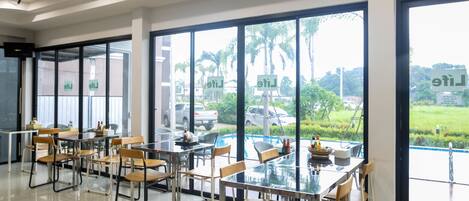 Desayuno buffet diario (THB 100 por persona)