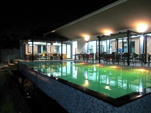 Outdoor pool - Life Grand Hotel (Chiang Mai)