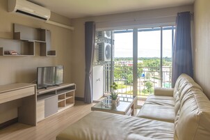 Deluxe Family Room | Sala de estar | TV de tela plana