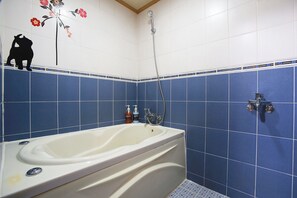 Deluxe Room | Bathroom | Shower, free toiletries, slippers, towels