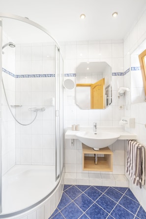 Dusj, regndusjhode, toalettartikler (inkludert) og hårføner