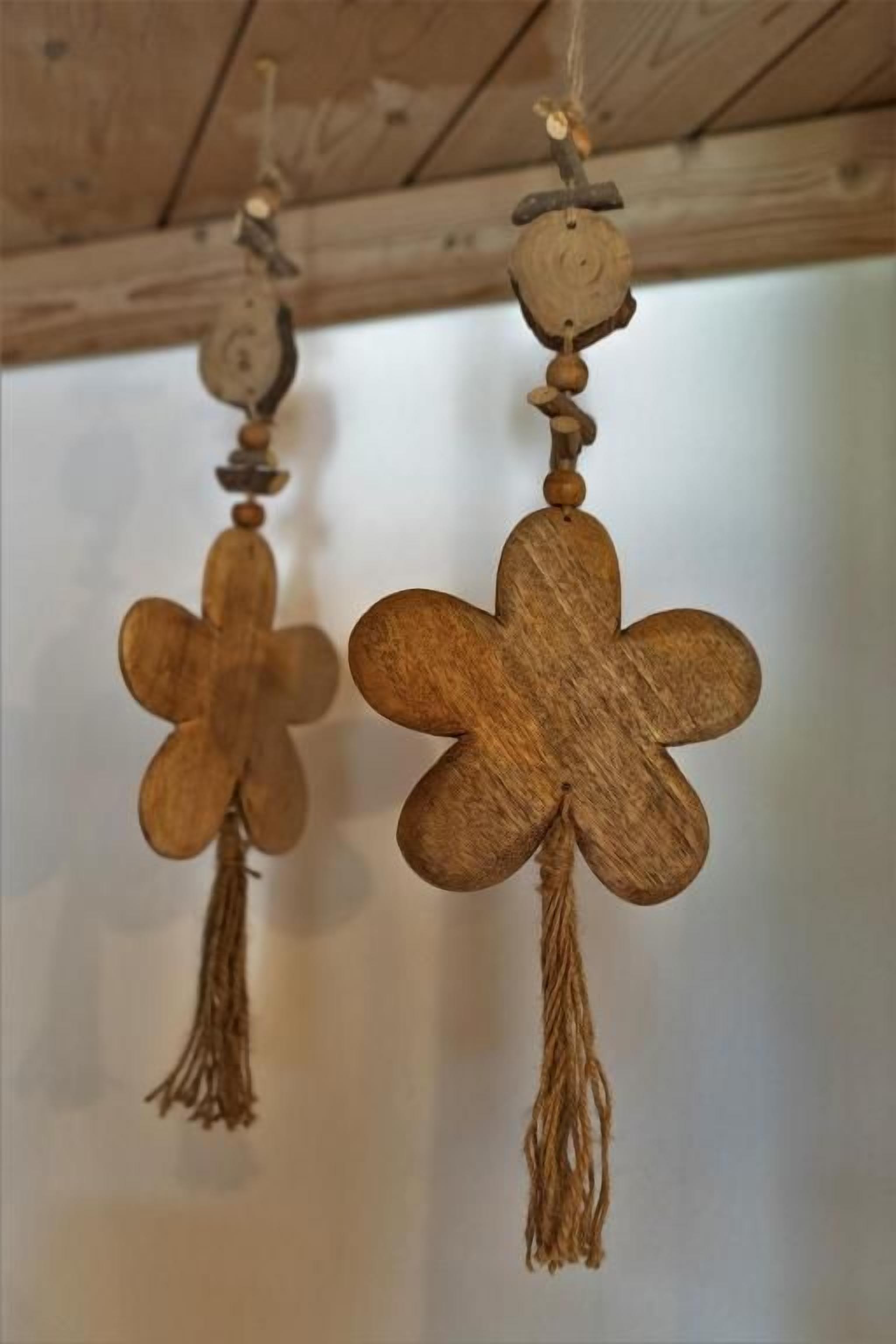 Dos adornos de madera con forma de trébol colgados del techo.