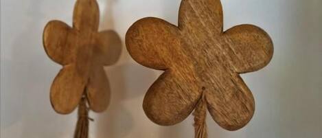 Dos adornos de madera con forma de trébol colgados del techo.