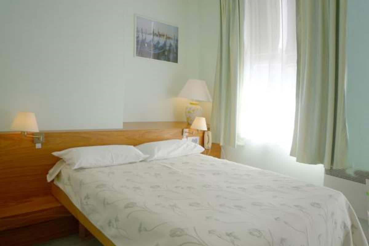 Ropa de cama de alta calidad, escritorio, cunas gratuitas y wifi gratis