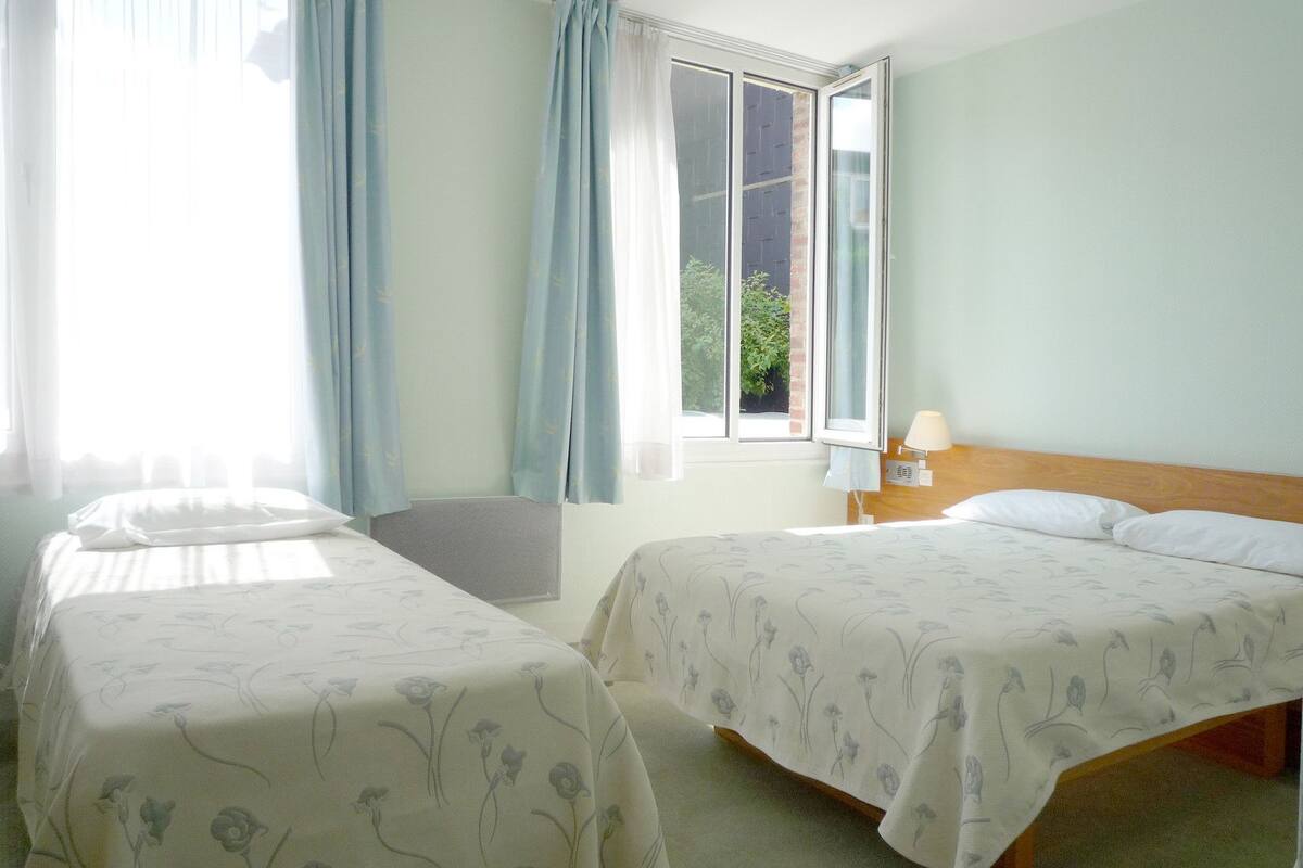 Ropa de cama de alta calidad, escritorio, cunas gratuitas y wifi gratis