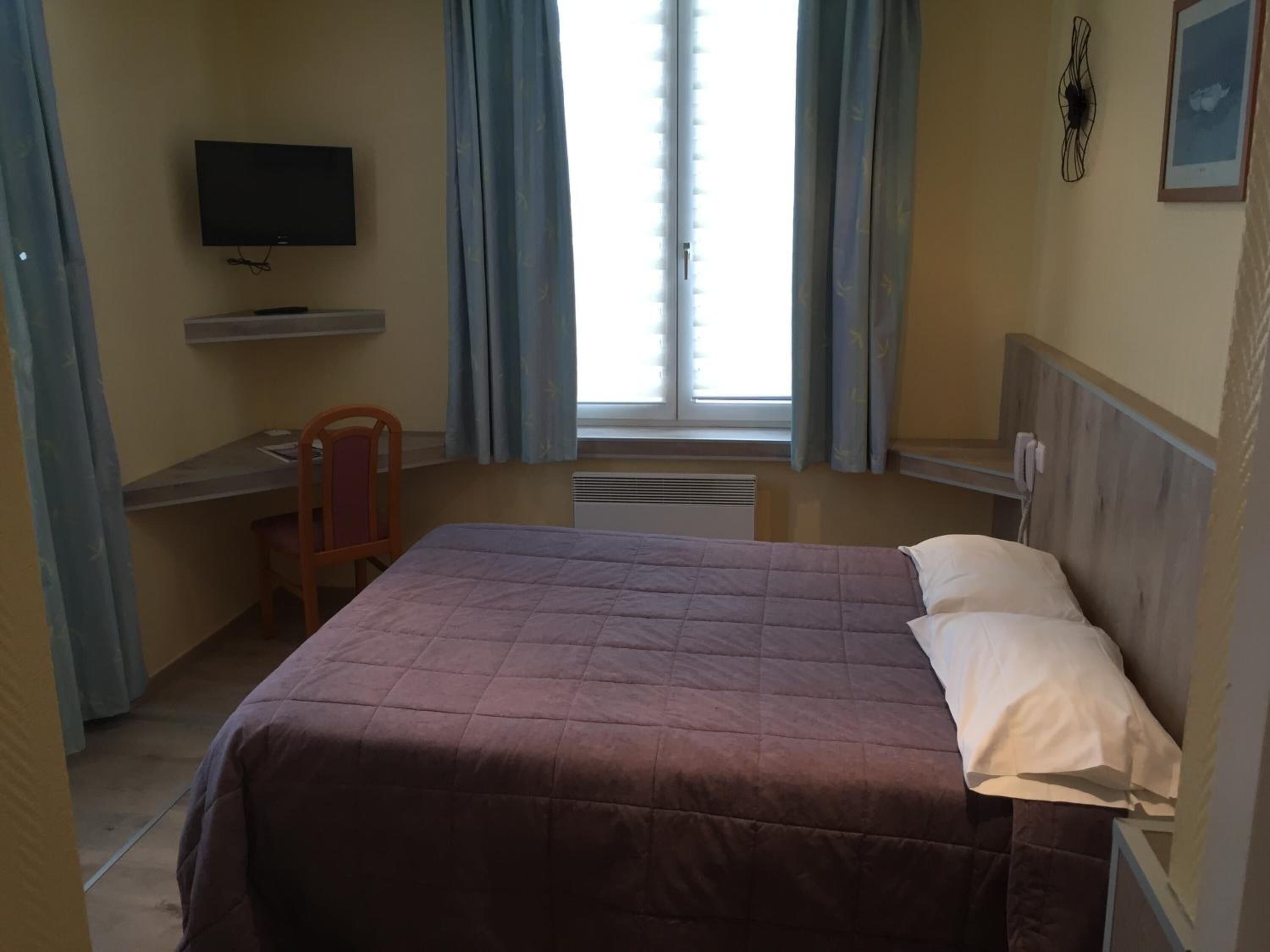 Premium bedding, desk, free cots/infant beds, free WiFi