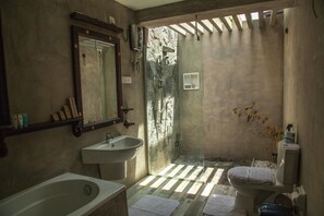 Deluxe VIlla with Pool View | Bathroom | Bathtub, free toiletries, towels - Villa Pinnawala & Restaurant (Rambukkana)