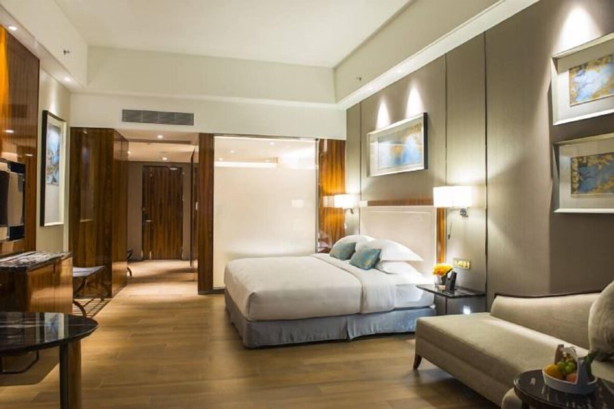 In-room safe, desk, laptop workspace, soundproofing