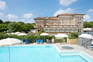 Seasonal outdoor pool, pool umbrellas, sun loungers - Hotel Stefania (Cesenatico)