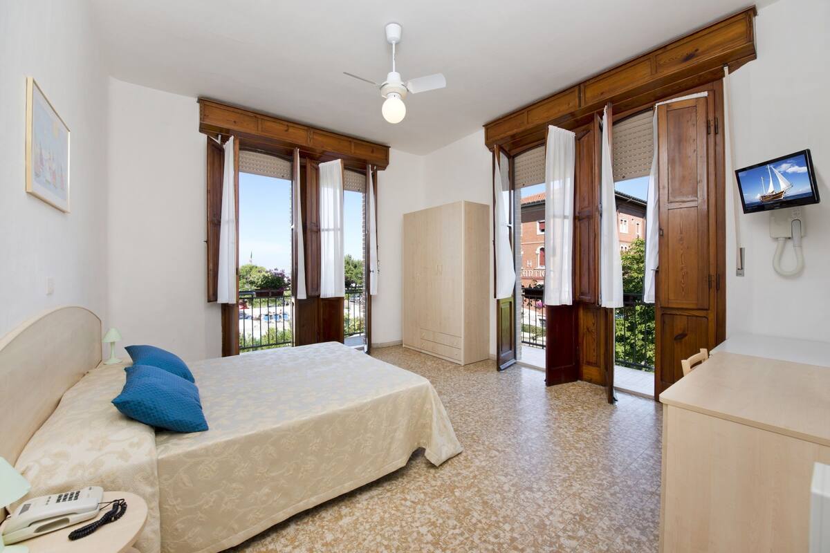 Quarto casal ou duplo standard | Frigobar, cofres nos quartos, escrivaninha, berços grátis
