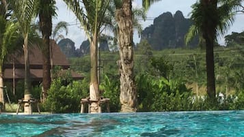 Una piscina al aire libre, tumbonas