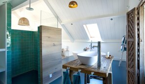 Suite | Baño | Cabezal de ducha tipo lluvia y artículos de higiene personal gratuitos