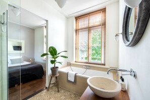 Habitación doble Deluxe | Baño | Regadera tipo lluvia, amenidades de baño gratuitas, secadora de cabello 