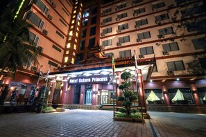 Voorkant accommodatie - avond/nacht