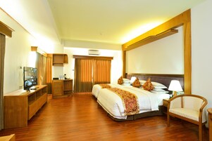 Junior Suite | Egyptian cotton sheets, premium bedding, down comforters, minibar