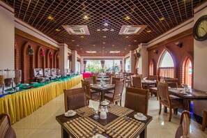 Frokost, lunsj og middag serveres, lokale og internasjonale retter 