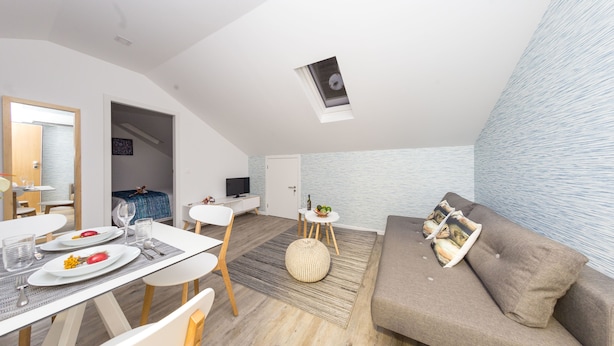 Un loft moderno con comedor, sala de estar y dormitorio.