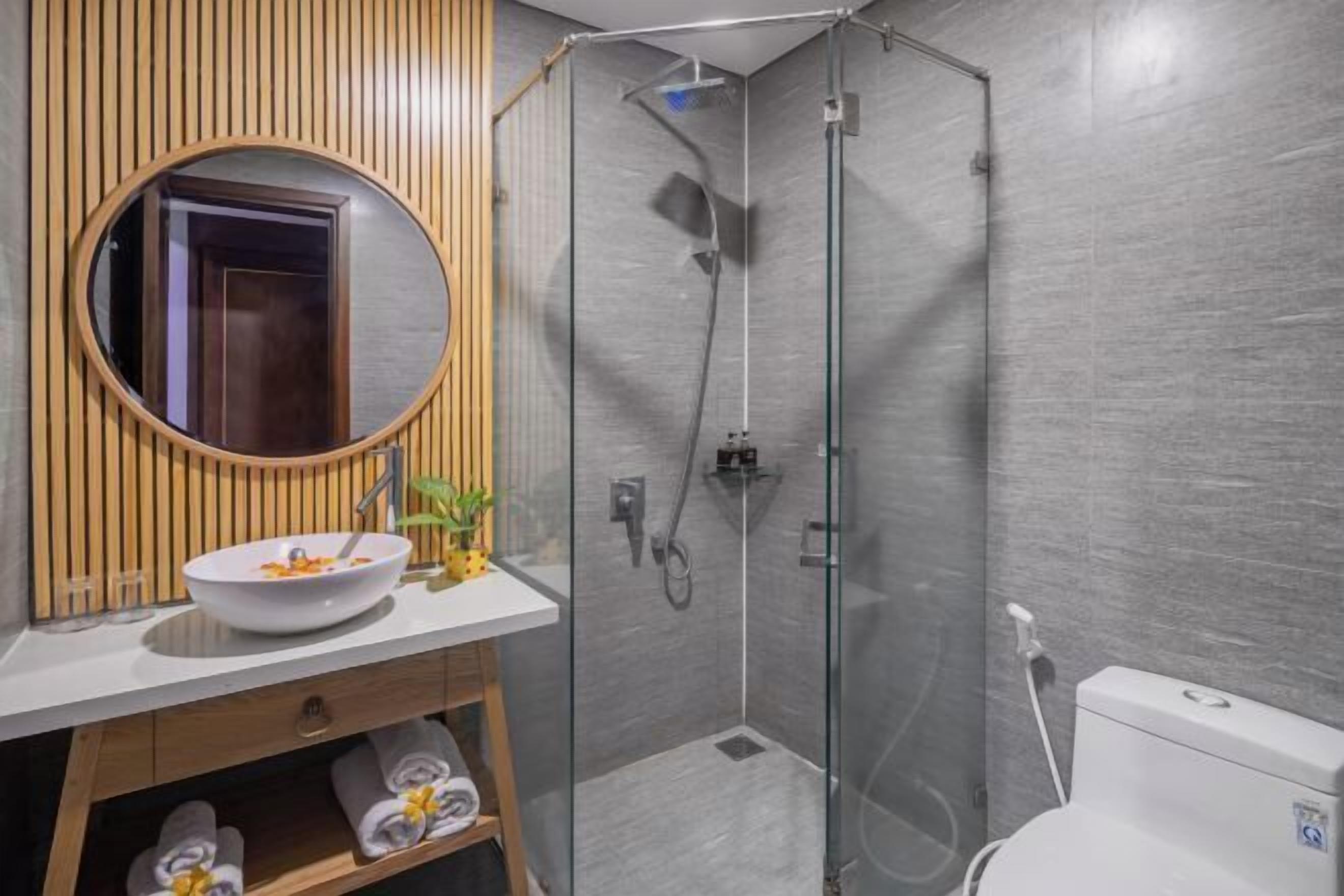 Baño | Amenidades de baño gratuitas, secadora de cabello, batas, pantuflas 