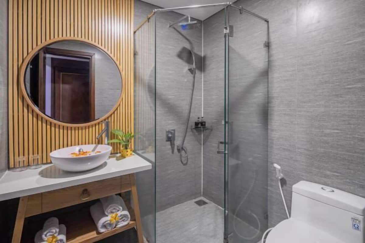 Bathroom | Free toiletries, hair dryer, bathrobes, slippers