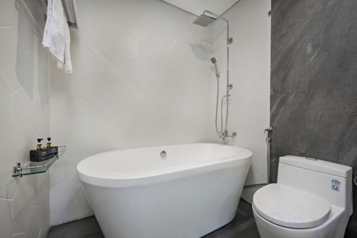 Baño | Amenidades de baño gratuitas, secadora de cabello, batas, pantuflas