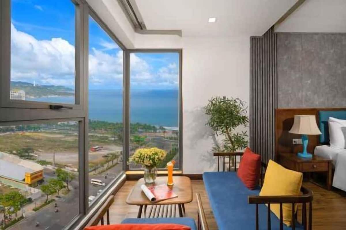 Living area | 32-inch flat-screen TV with cable channels, TV