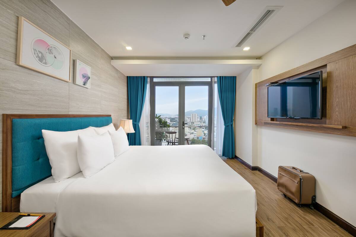 Suite luxueuse, 1 très grand lit, balcon, vue sur la ville | Literie de qualité, minibar, coffre-fort, bureau