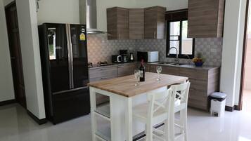 Geladeira grande, micro-ondas, cooktop, cafeteira/chaleira