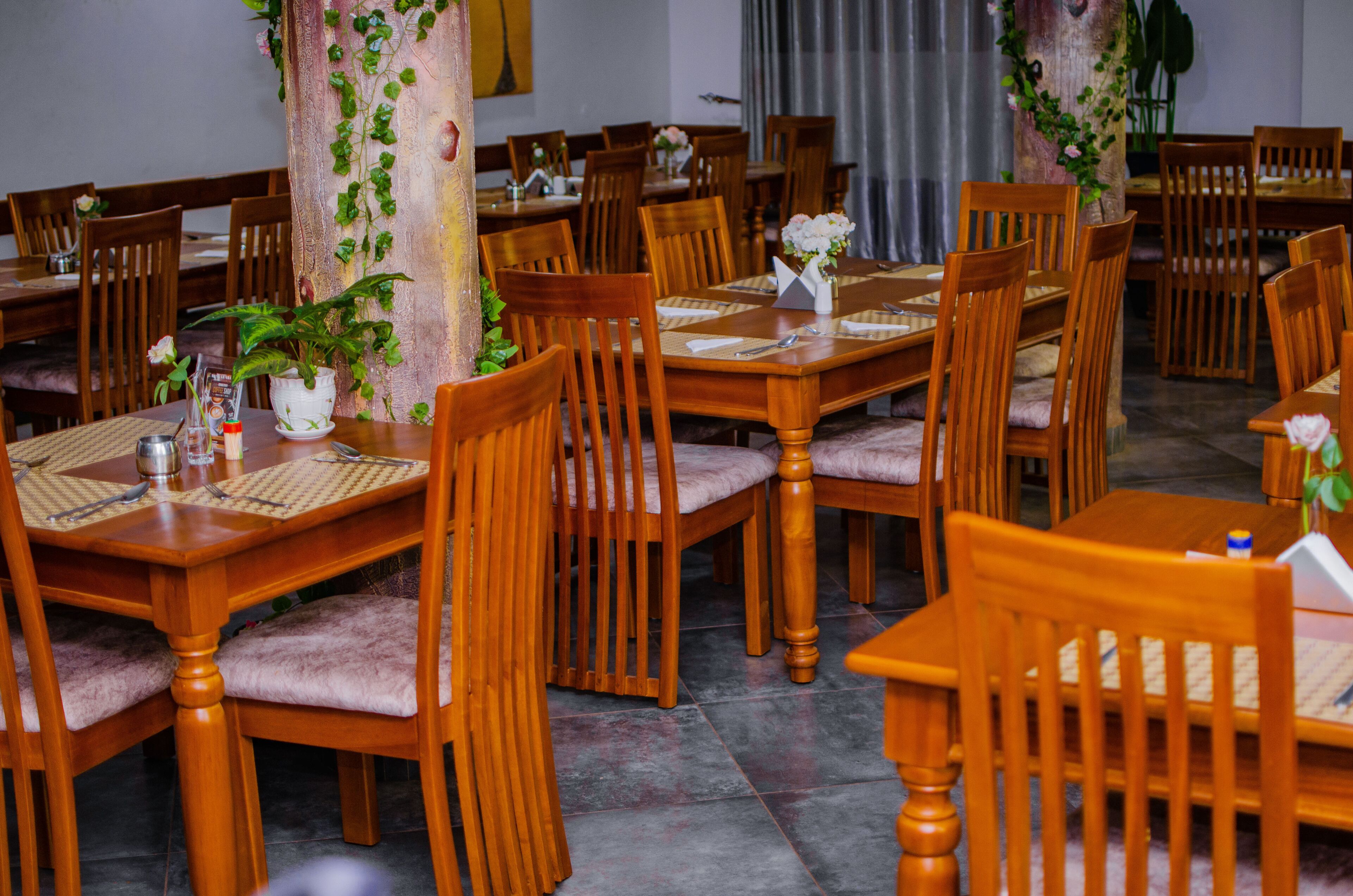 2 restaurants; breakfast, lunch, and dinner served