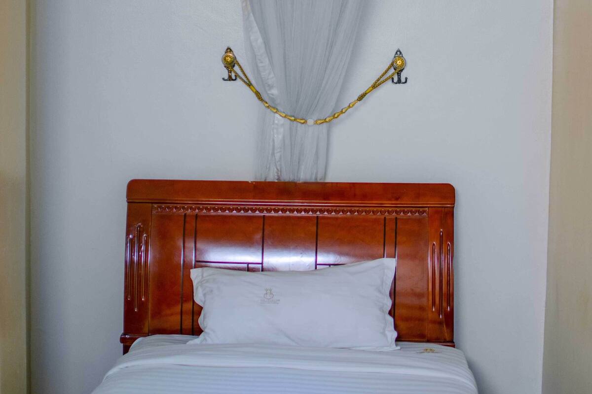 Standard Single Room, 1 Twin Bed | Minibar, in-room safe, blackout drapes, WiFi (free)