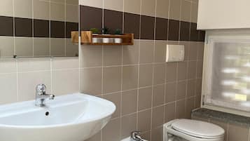 Basic Double or Twin Room | Bathroom | Free toiletries, hair dryer, towels