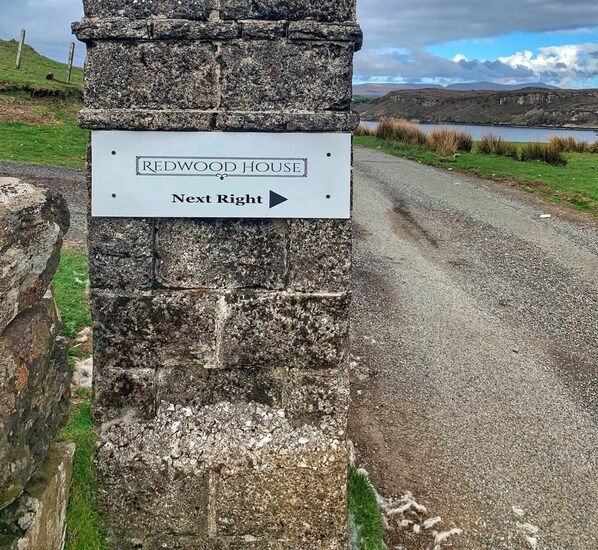 A sign for 'Redwood House' with an arrow pointing 'Next Right'. - Redwood House Hotel (Skeabost)