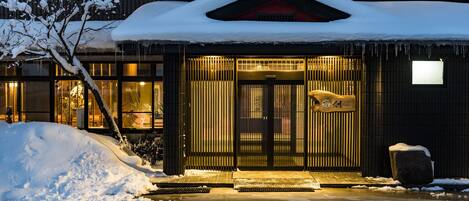 Fachada de la propiedad por la tarde o noche