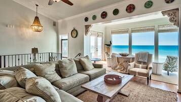 House, 6 Bedrooms, Ocean View, Beachfront | Living area