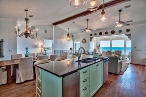 In-room dining - Hakuna Matata 8 Bedroom Holiday Home by Five Star Properties (Panama City Beach)