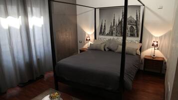 Camera Matrimoniale Superior (Milano) | Copriletto in piuma, con stile personalizzato, una scrivania