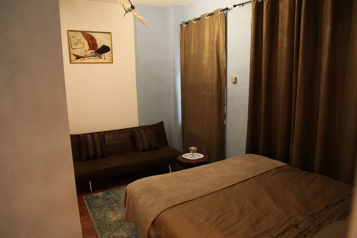 Cubrecamas, decoración personalizada, escritorio y cortinas blackout