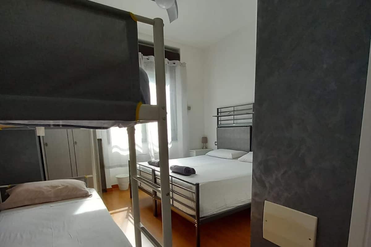 Cubrecamas, decoración personalizada, escritorio y cortinas blackout