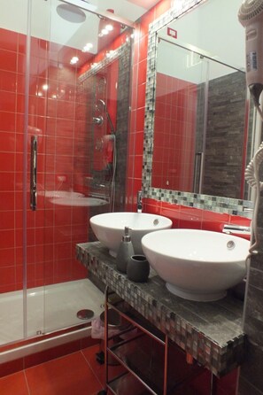 Gemeinsamer Schlafsaal, Gemischter Schlafsaal, eigenes Bad (Scala) | Badezimmer | Dusche, kostenlose Toilettenartikel, Haartrockner, Handtücher